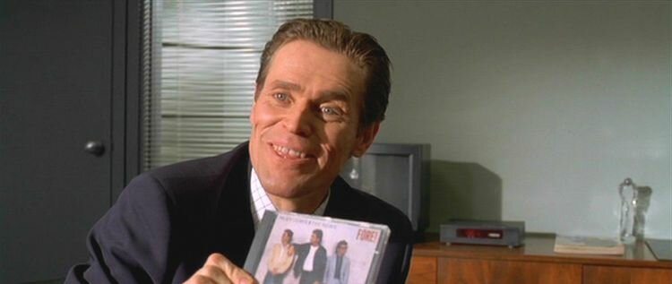 Источник: https://www.reddit.com/r/MovieDetails/comments/gy536u/in_american_psycho_2000_willem_dafoe_detective/