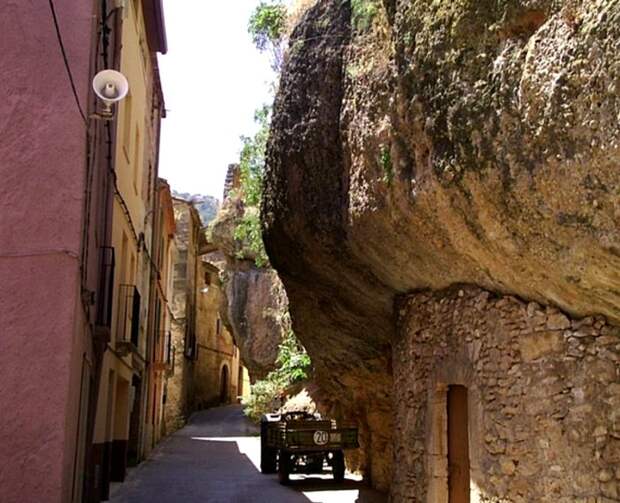 Одна из улиц уникальной испанской деревушки. /Фото: elpuntavui.cat Одна из улиц уникальной испанской деревушки. /Фото: elpuntavui.cat