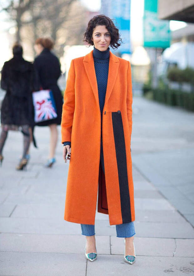 Девушка в оранжевом пальто