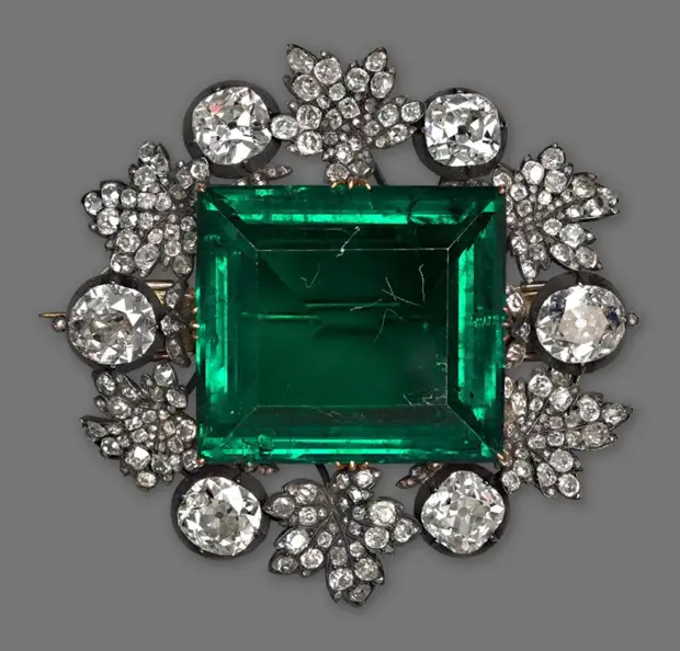 Как сокровища московского Кремля спасали от большевиков и продажи на Запад