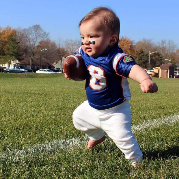 С помощью фотошопа женщина создала серию трогательных фото, на которых ее 2-летняя дочь занимается спортом
