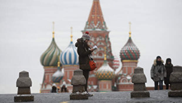 Туристы на Красной площади в Москве. Архивное фото