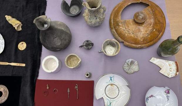 Изразцы, игрушки и зубная щетка. Емельянов показал найденные археологами в 2024 году артефакты