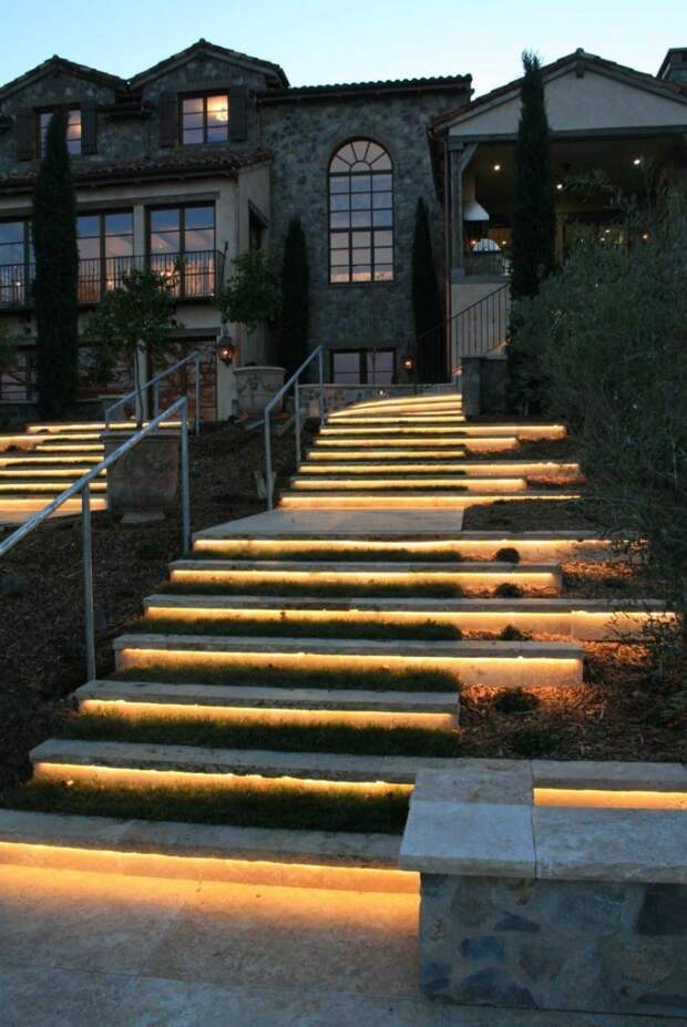 Декоративная подсветка ступенек с помощью светодиодной ленты