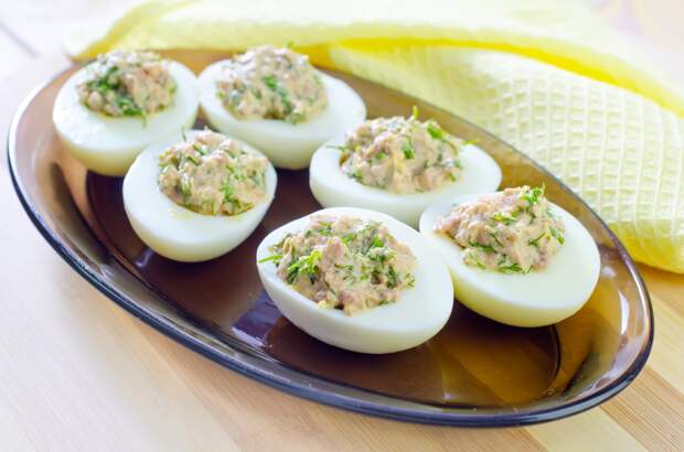 Фаршированные яйца – универсальное закусочное блюдо. Сытное, красивое, готовится достаточно быстро.-6