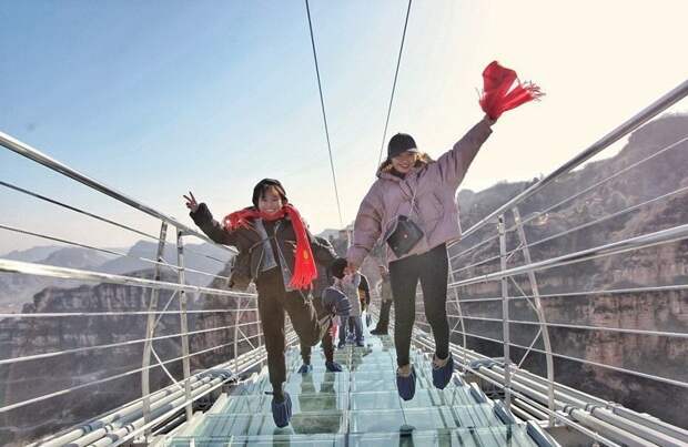 Достопримечательность в районе Хунъягу города Шицзячжуан обогнала предыдущего рекордсмена - мост в национальном лесном парке Чжанцзяцзе – на 58 м Хэбэй, высота, китай, мост, стекло, турист, фото, фотомир
