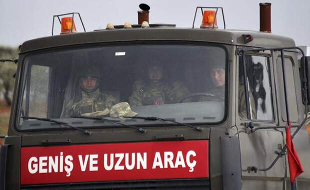 На фото: турецкие солдаты в военном грузовике, провинция Идлиб, Сирия