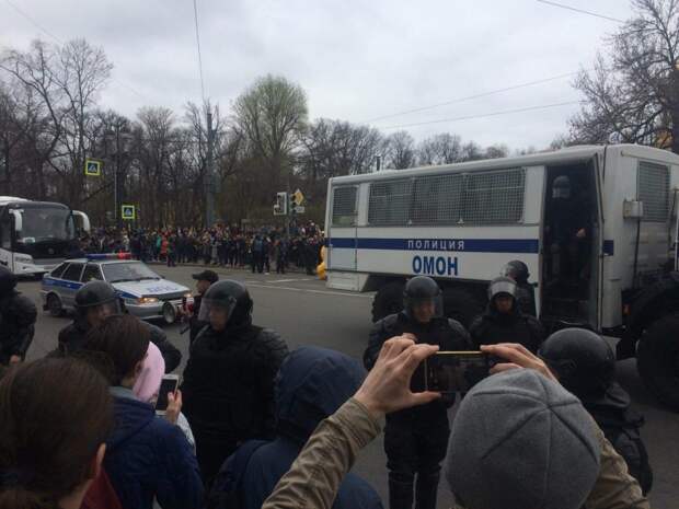 автозак и омон на митинге в Питере