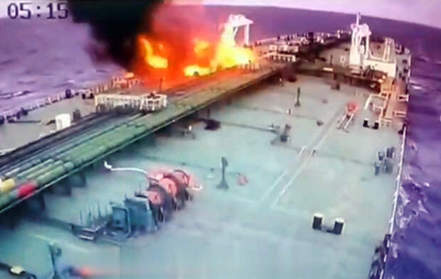 Появились кадры украинских ударов по нефтяному танкеру в Черном море