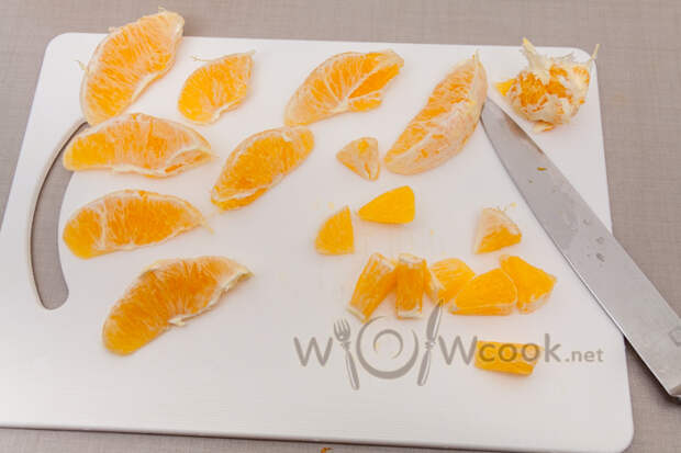 нарезаем дольки апельсина