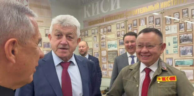 Ирек Фәйзуллин музейда торган студотряд чорындагы формасын киеп караган