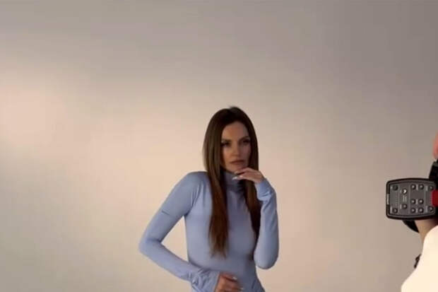 Певица Саша Савельева снялась в обтягивающем платье