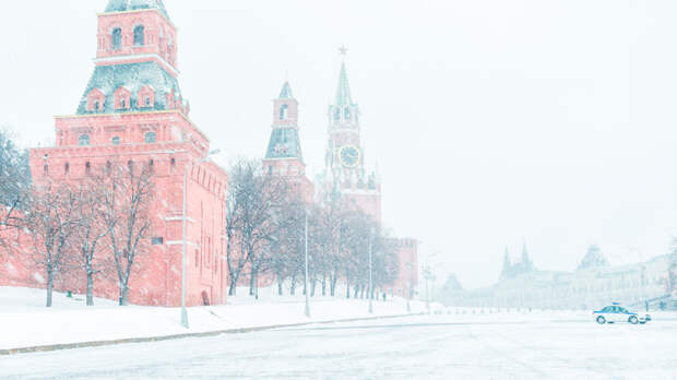 Москвичей попросили пересесть на метро из-за снегопада и ограничений движения в центре