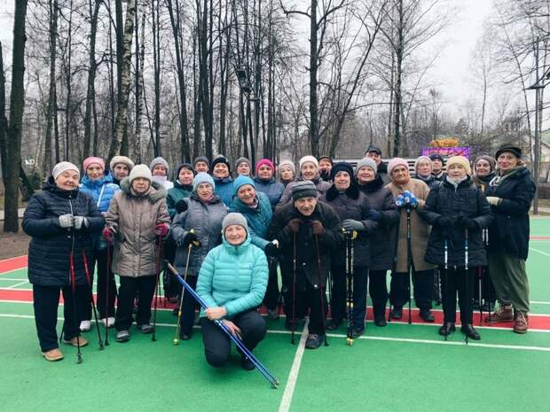 Тренер по скандинавской ходьбе даст мастер-класс в Лианозовском парке Фото: пресс-служба Лианозовского парка