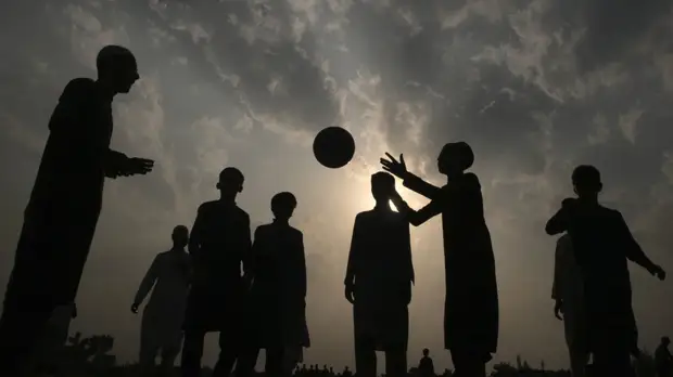 Посол: афганские студенты записались на рейсы спецбортов в Россию