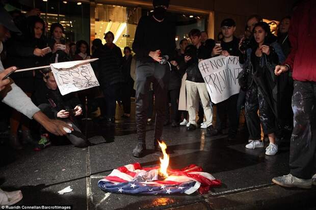 Нью-Йорк: Демонстранты начали жечь американские флаги перед Башней Трампа Трамп, анти трамп, протесты против трампа