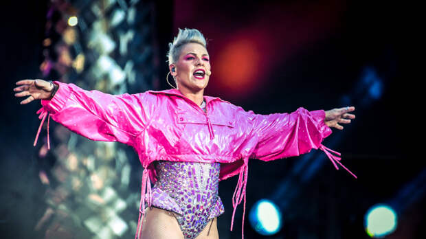 Разрезали шею: певице Pink пришлось встретить Новый год в больничной палате