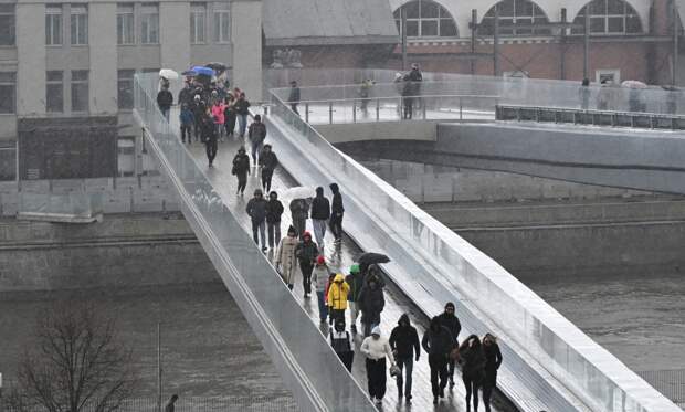 Москвичам пообещали холод и снег