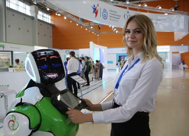 Роботы-консультанты успешно проявили себя на выставке на ВДНХ/ Ярослав Чингаев