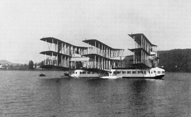 Caproni Ca.60 Noviplano Невероятная летающая лодка должна была одновременно заменить и авиалайнеры, и морские пассажирские суда. Девять крыльев, расположенные тандемом в трех пакетах, превращали внешность Caproni в сон радостного безумца, повернутого на симметрии и бессмыслице. В движение чудовище приводилось сборкой из восьми моторов суммарной мощностью в 3 000 л.с. Мощь! При первом же испытании самолет поднялся на 18 метров, где торжественно развалился на несколько частей.