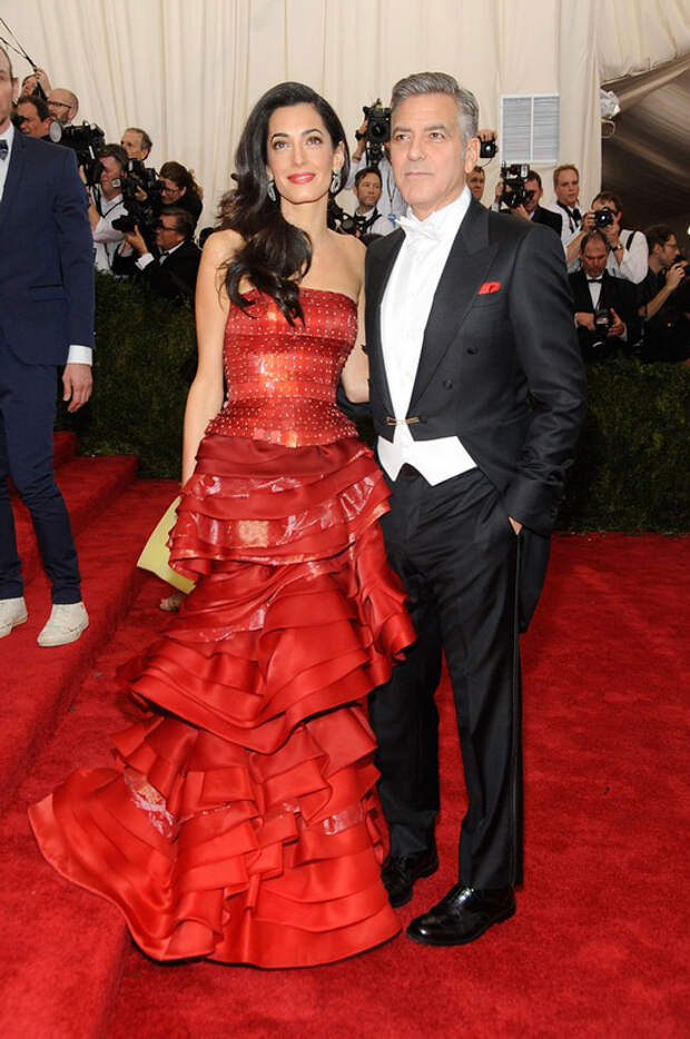 Амаль Клуни в красном длинном платье с воланами, Джордж Клуни в черном смокинге