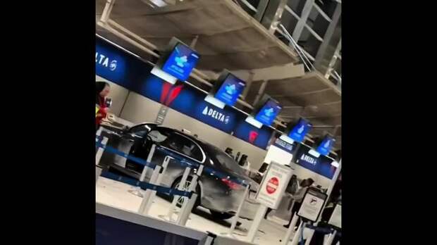 Пассажир опаздывал на регистрацию в аэропорту Детройта, но не сдавался до последнего. https://t.me/webmoney_dn/311944Video: Клип