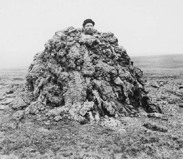 Мужчина стоит внутри застывшей магмы на лавовой равнине. Исландия, 1893 год. 