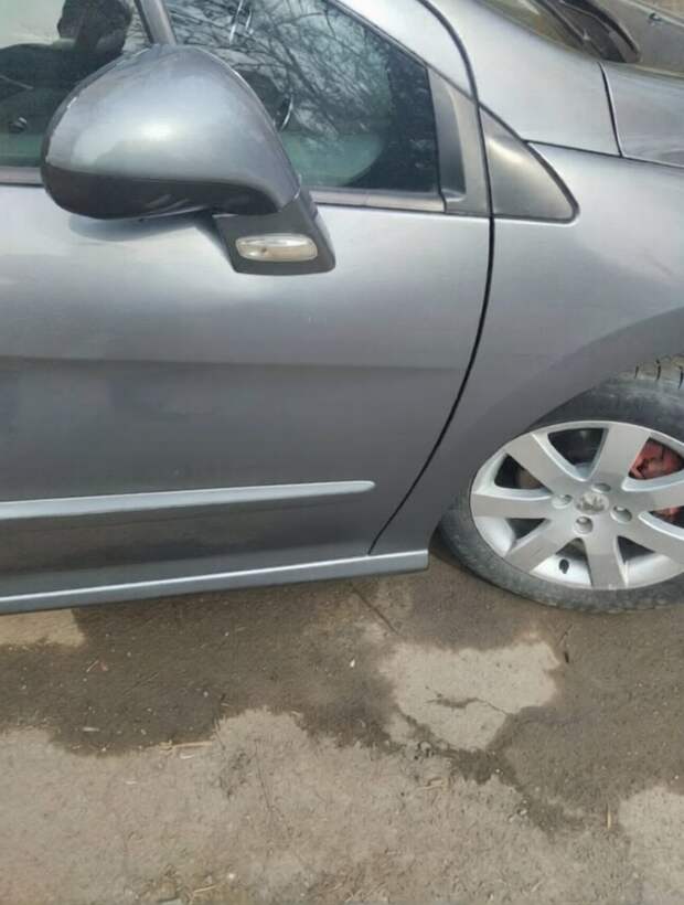 вчера на ул. Куйбышева, 197 неизвестный ударил машину и скрылся с места