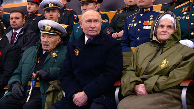 С Путиным на параде сидели прославленный полковник Куропатков и снайпер Алешина