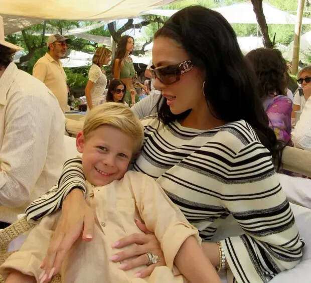 Никола Пельтц с родственником