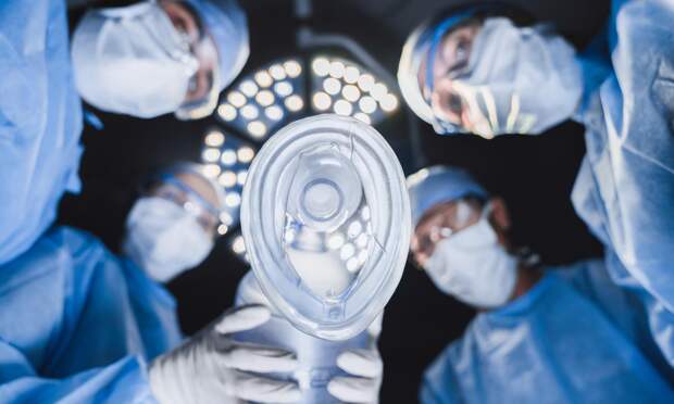 Врачи разбудили 29-летнего мужчину прямо во время операции, чтобы он читал им вслух Пушкина