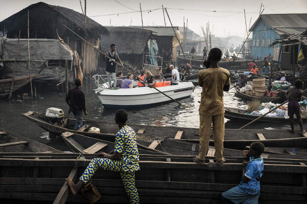 Лодка с туристами из Лагоса, прибывшая в деревню Мамомо. А проблема здесь — самострои