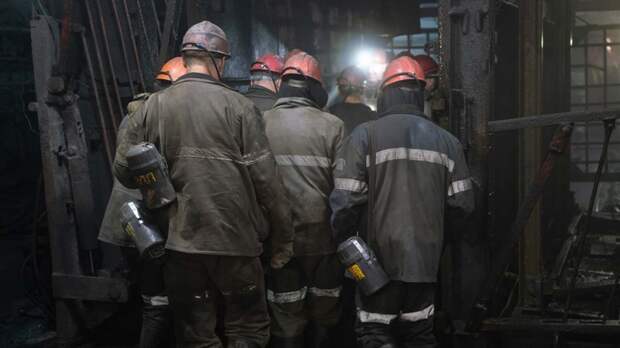 Два человека погибли, 18 пострадали при выбросе газа на шахте в Киргизии