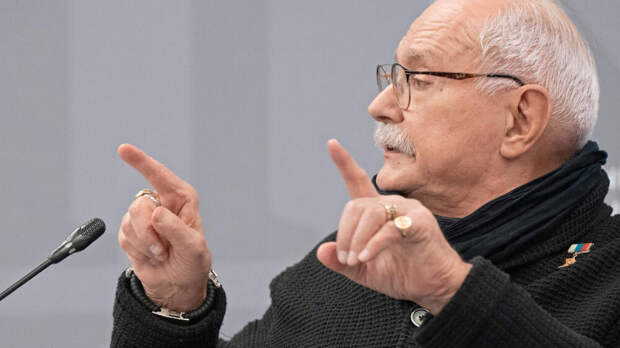 Михалков отказался назвать, кто из его друзей пролил вино на Путина