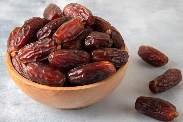 В аэропорту Дубая туристам из России дали три финика на обед после отмены рейса