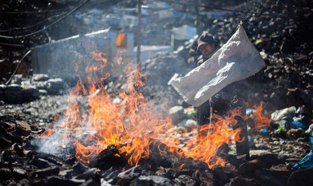 Некоторые предпочитают сжигать свой мусор, или выносить его за пределы поселка.