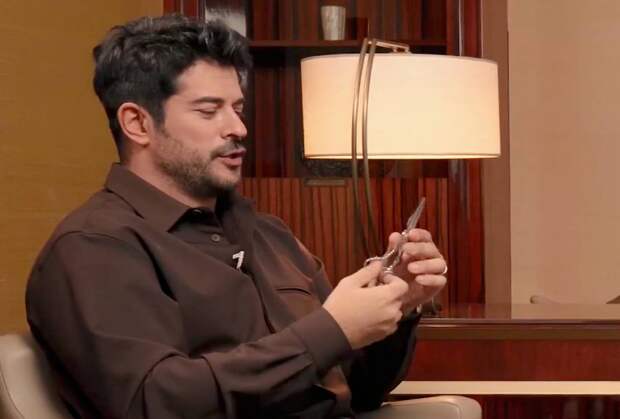 Турецкий секс-символ удивил неожиданным применением ножниц