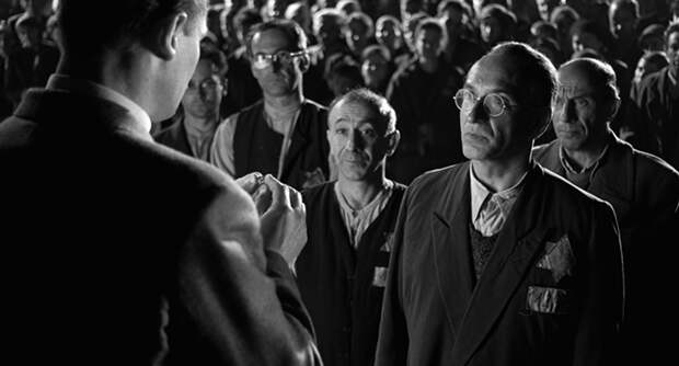 Кадр из финальной сцены фильма «Список Шиндлера».