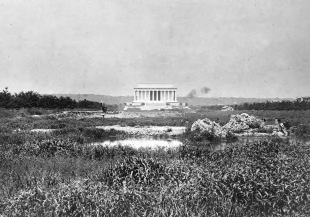 Мемориал Линкольна и окружающие его болота.