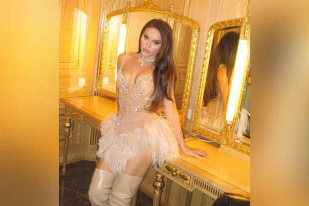 Певица Нюша вышла на сцену в мини-платье с глубоким декольте