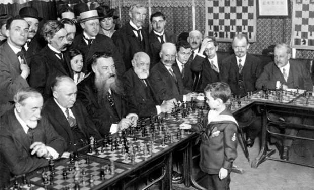 8-летний школьник вышел играть с 20 шахматистами