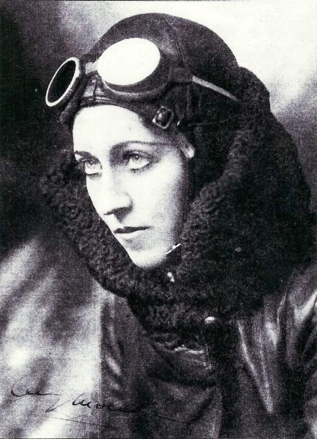 Эми Джонсон CBE 1903-1941 была первой женщиной-пилотом, которая полетела одна из Британии в Австралию. Летчицы, военные, интересное, история, пилоты, факты