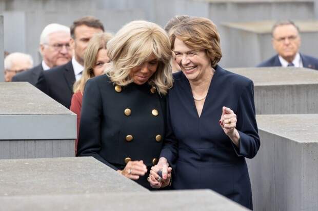 Жены Макрона и Штайнмайера засмеялись на мемориале жертвам холокоста в Берлине