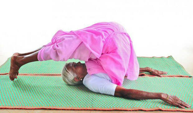 Тренируйся, как бабушка: 98-летняя женщина является самым старым инструктором йоги в Индии