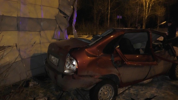 В Свердловской области автомобиль с детьми влетел в дом