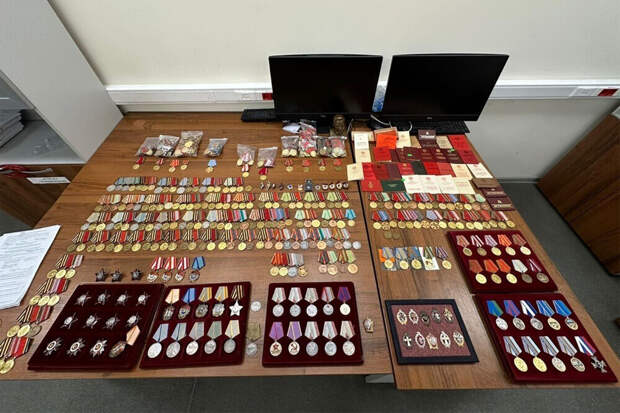 Россиянин попытался вывезти за пределы страны советские архивы и почти 500 медалей