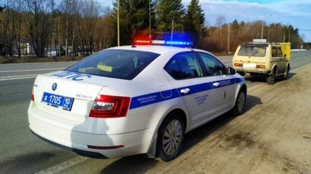 Юрист раскрыл, почему ГАИ стала штрафовать водителей за включенную аварийку