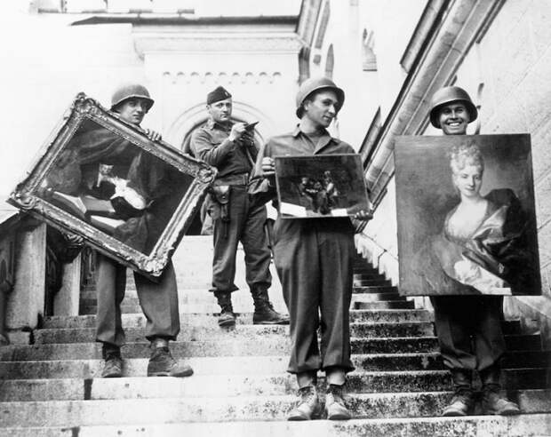Солдаты несут картины вниз по ступеням замка в Нойшванштайне, Германия, в мае 1945 года. / Фото: washingtonpost.com