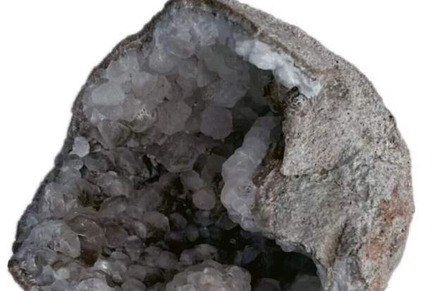 Обнаруженное яйцо динозавра оказалось природной жеодой с кристаллами кальцита