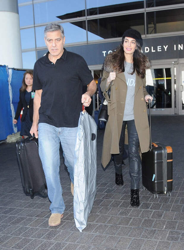Амаль Клуни в белом мини платье с цветами, Джордж Клуни в сером костюме